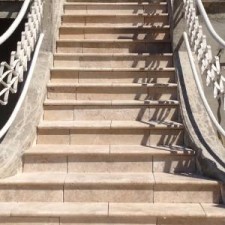 Pour cette très belle montée d'escalier, BLB Carrelage a posé à Venelles, un carreau magnifique qui est le travertin, matière noble et chic.