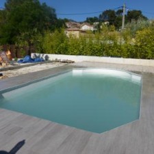 A la Valentine près de Marseille, aménagement d'une piscine avec un style très moderne dans ses formes et couleurs.