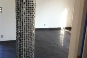 Home Staging : Relooking de salon avec colonne en mosaïque à Marseille