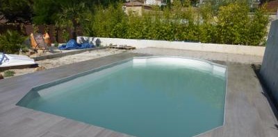 Aménagement d’une terrasse de piscine avec carreaux imitation parquet à Marseille