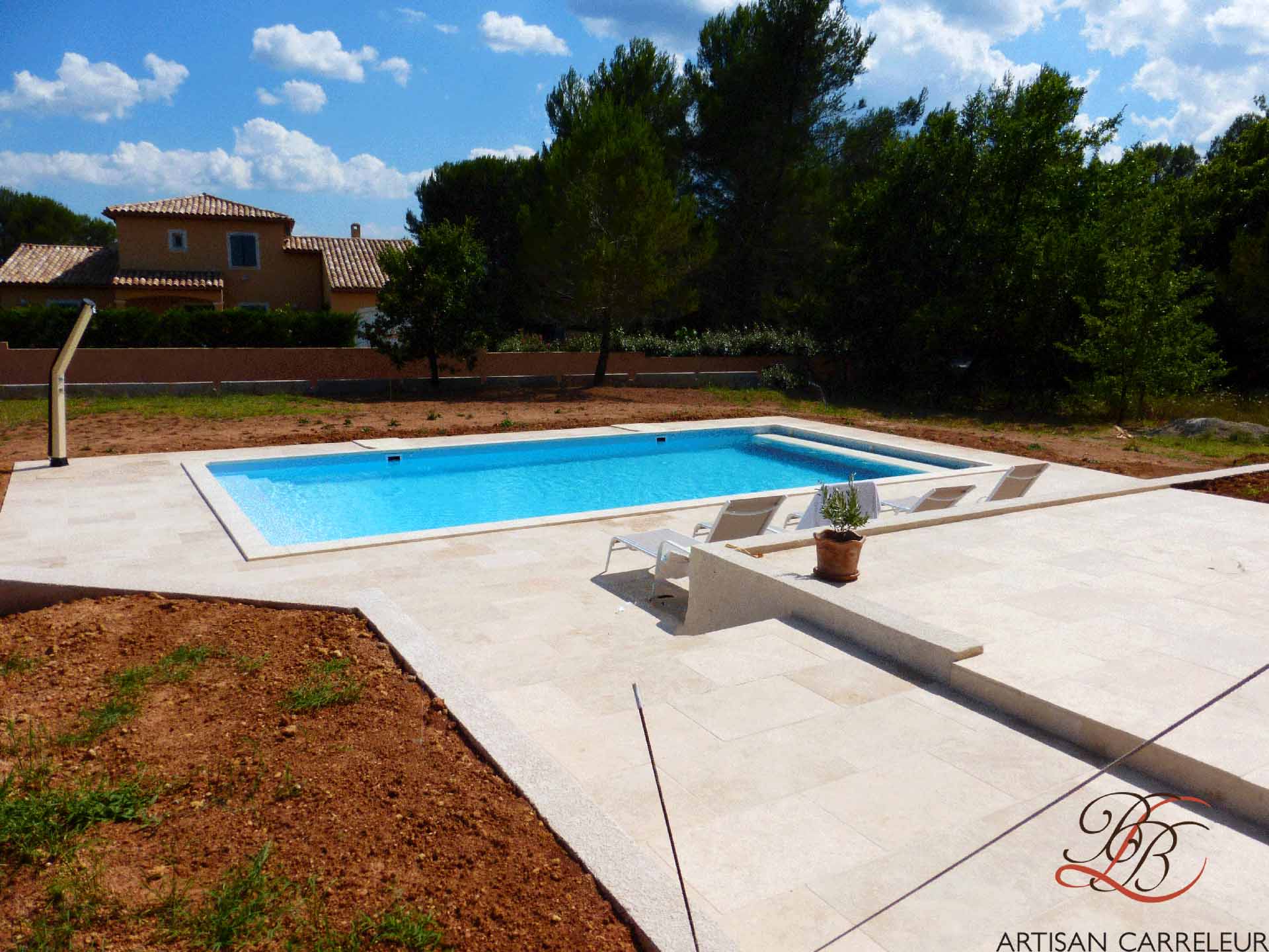 Réalisation d’une terrasse de piscine en travertin à la Motte en Provence